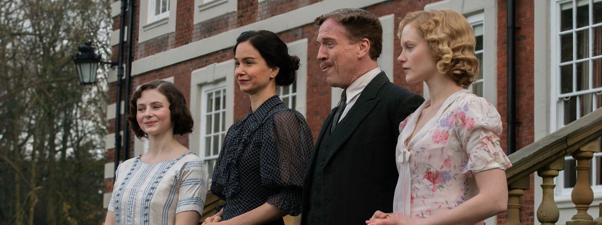 Thomasin McKenzie, Katherine Waterston, Damien Lewis and Emma Laird in Fackham Hall.
